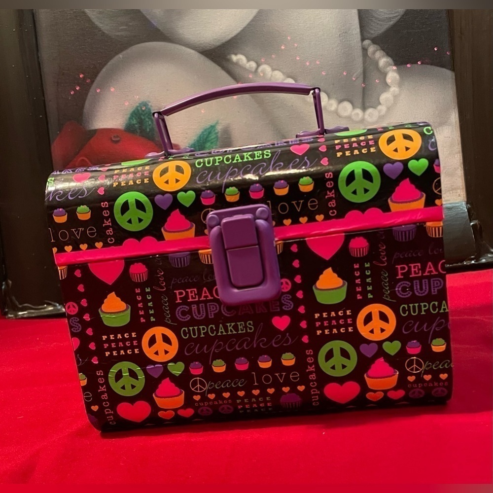 ⭐️PREVIOUSLY OWNED LOOKS NEW PEACE SIGN LITTLE LUNCH BOX PURPLE W. MANY … - Picture 3 of 10